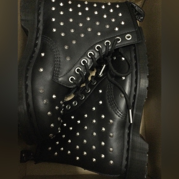 DR. MARTENS 1460 STUD WANAMA BOOTS - Picture 6 of 9